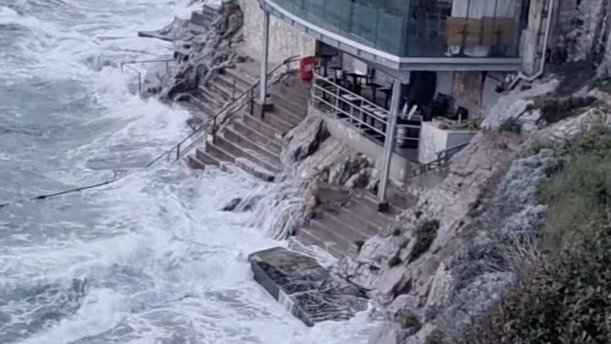 Red alert flood warning for West Hoe and Royal William Yard!